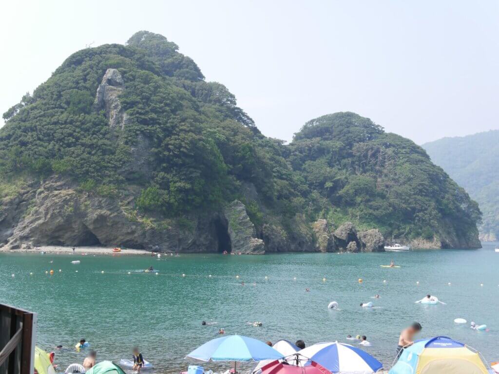 【田子瀬浜海水浴場】子連れ目線でレビューブログ|知る人ぞ知る西伊豆の穴場ビーチの混雑状況・海の家・トイレやシャワーレポ