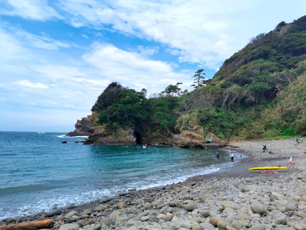 浮島海岸|映画ガリレオ真夏の方程式ロケ地、西伊豆の穴場ビーチの混雑状況・海の家・トイレやシャワー、子連れ目線で口コミレビュー
